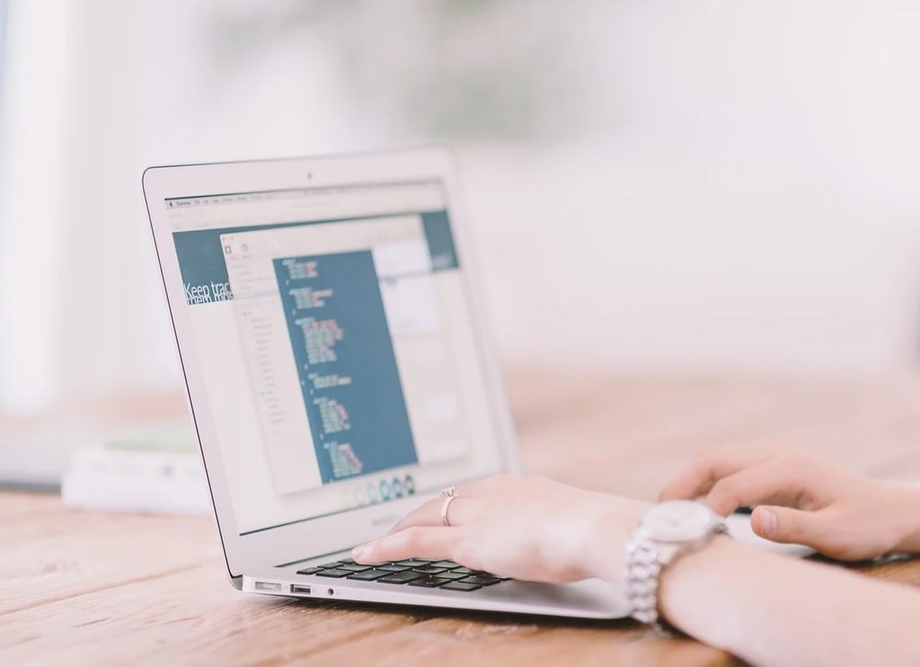 Stratégies pour faire adopter l'IA par vos employés sans friction